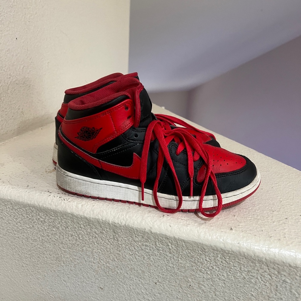 NIKE AIR JORDAN 1 MID GS DQ8423-060 BLACK FIRE RED WHITE YOUTH SIZE 6.5Y